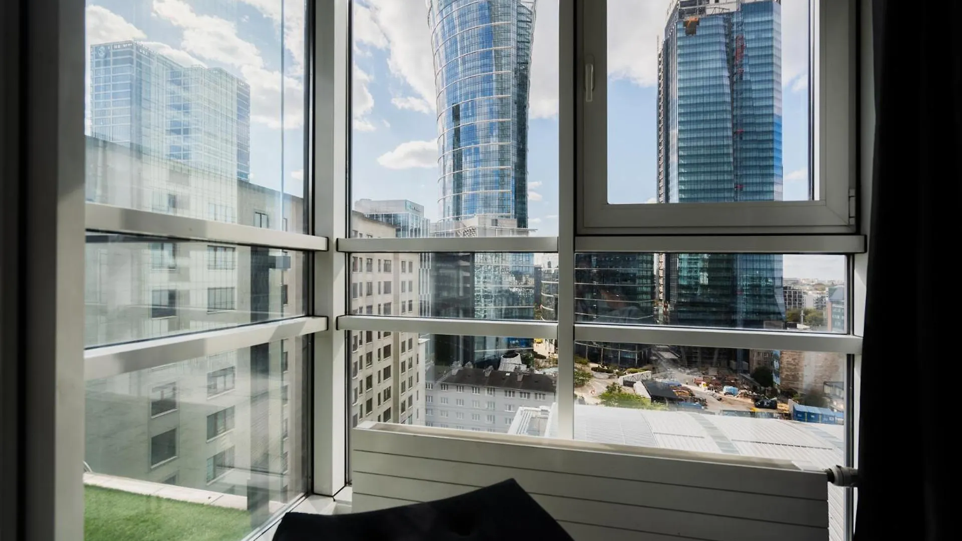 J&K Platinum Towers Apartment Warsaw